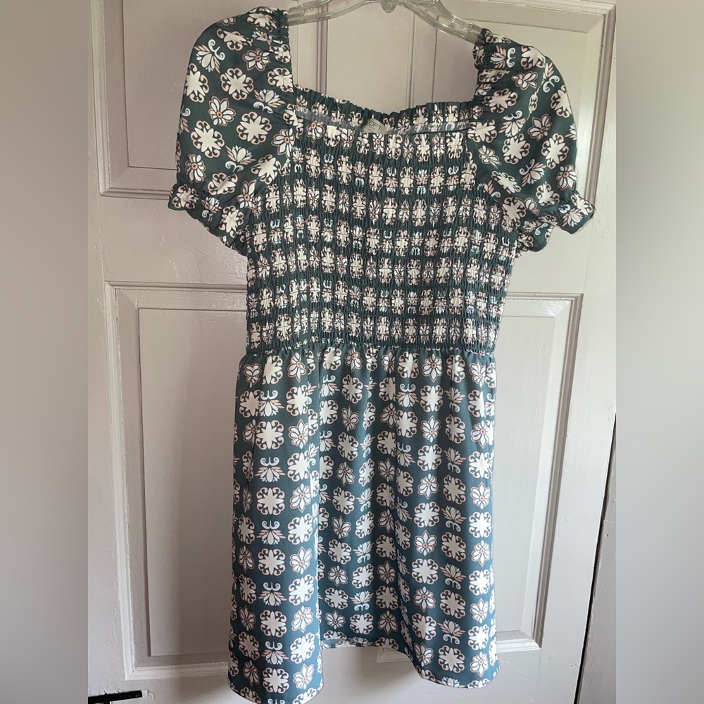 Like new. Loft patterned dress. small petite.